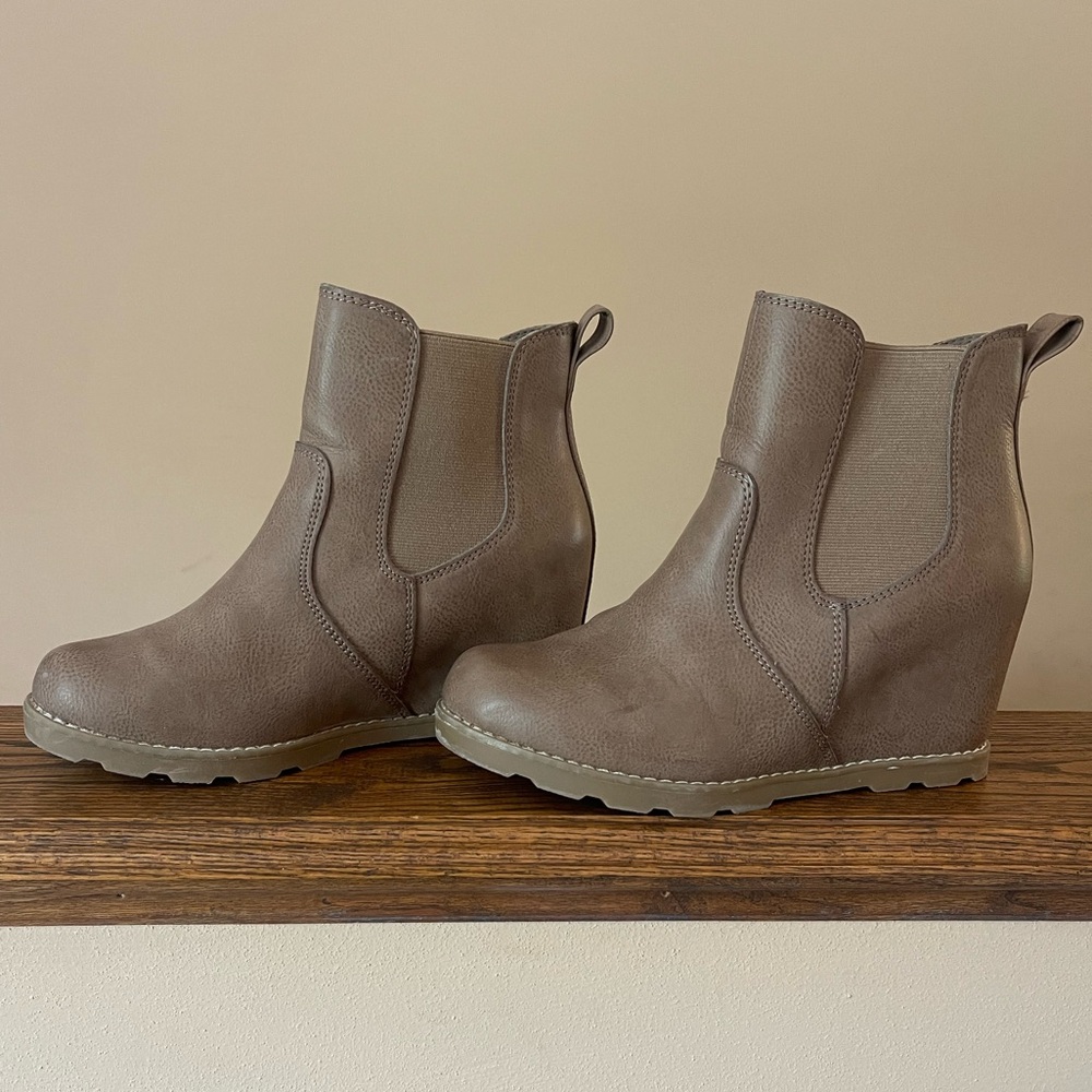 Universal thread tan wedge booties 8W